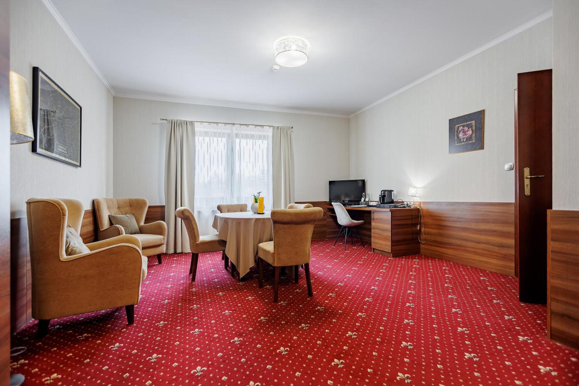 Hotel Cristal Park Dąbrowa Tarnowska Exterior photo