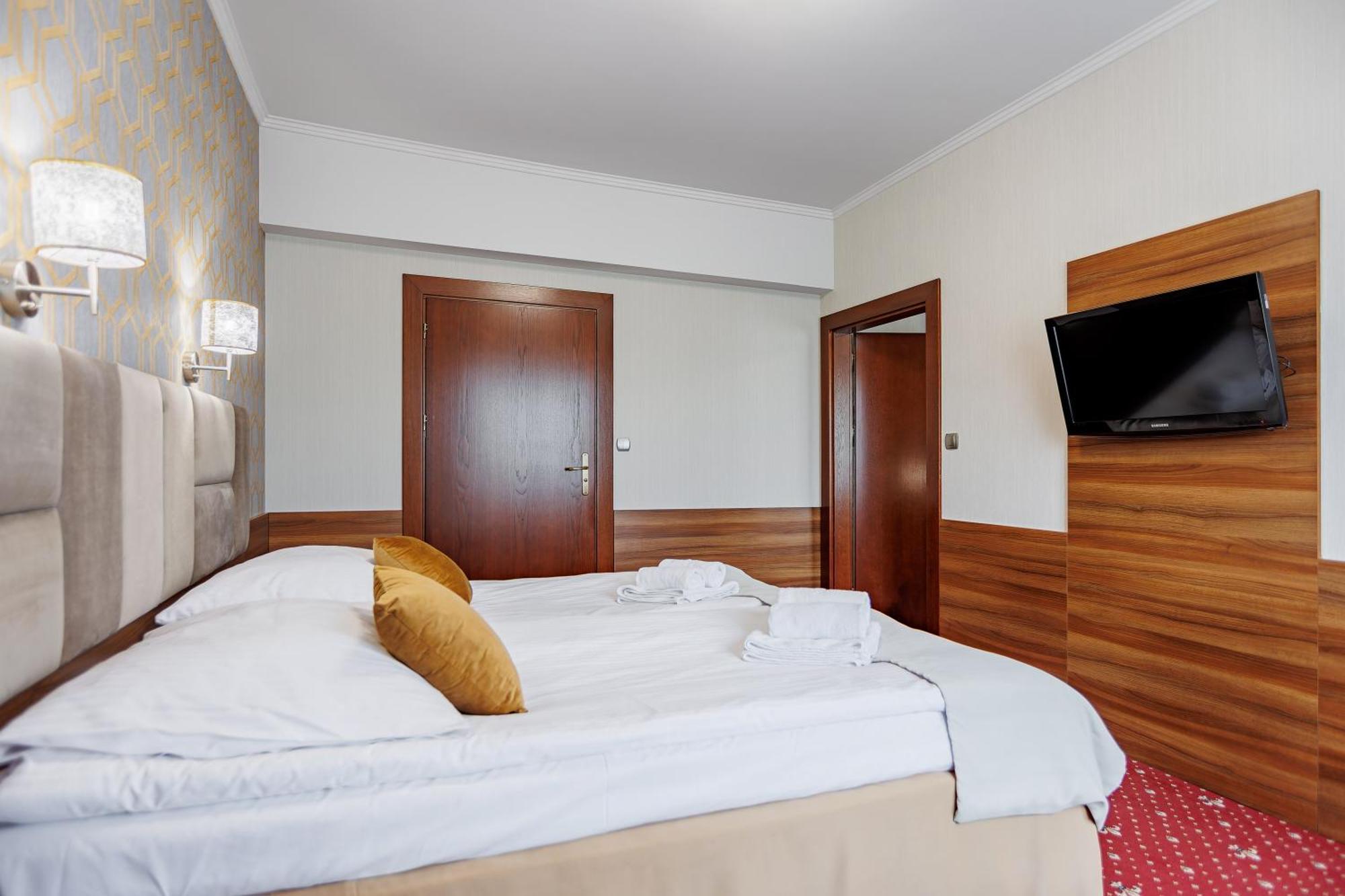 Hotel Cristal Park Dąbrowa Tarnowska Exterior photo