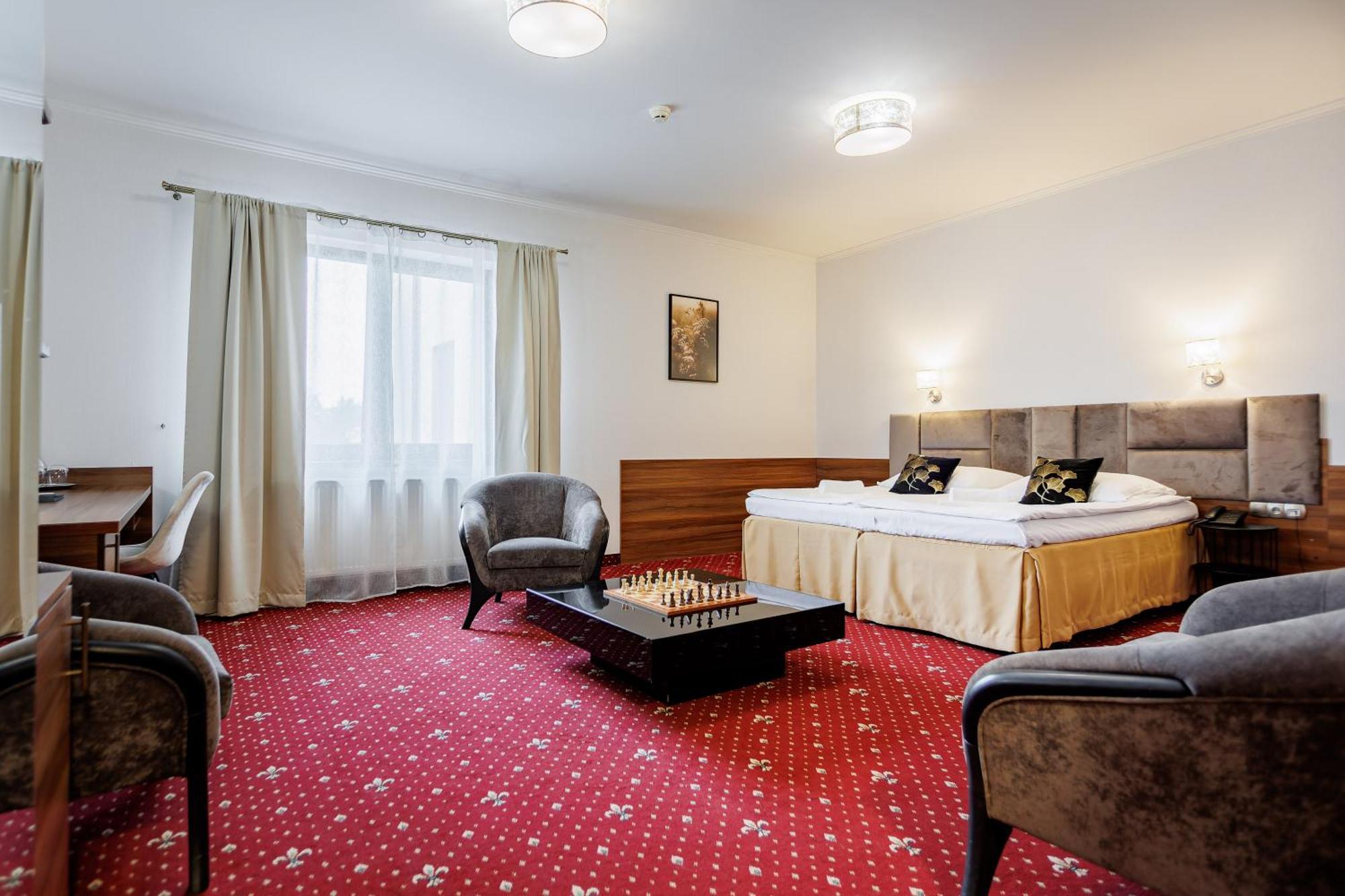 Hotel Cristal Park Dąbrowa Tarnowska Exterior photo
